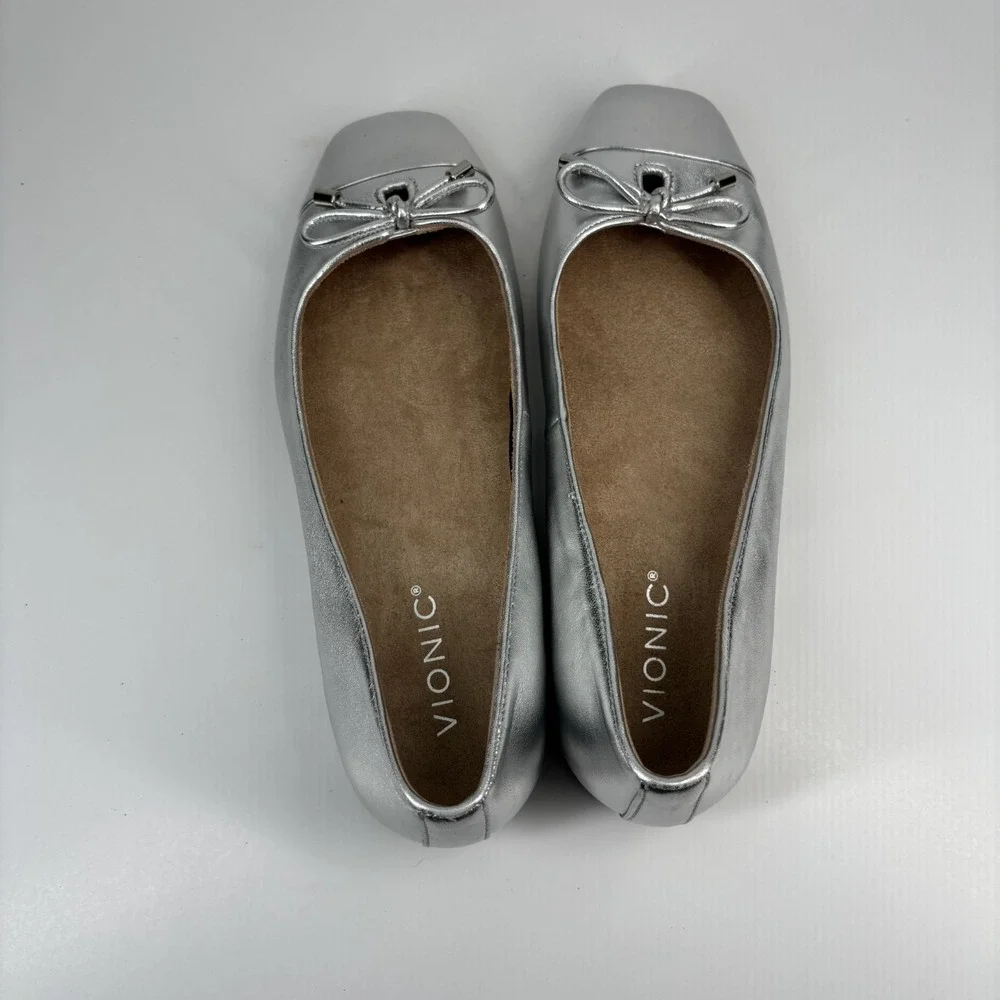 Vionic Silver Flats with Bow Detail 8.5 wide - Picture 8 of 16